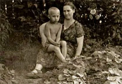 Young Vladimir Putin and his mother, Maria Shelomova.