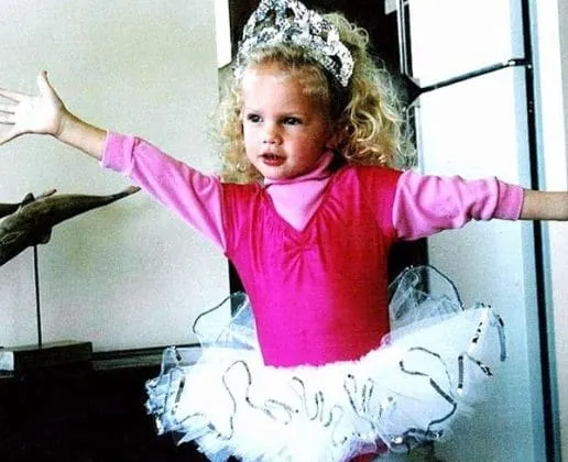 Young Taylor Swift in her childhood.