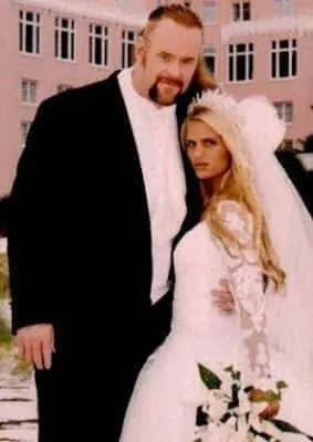 The Undertaker got married to Sara months after he divorced his first wife. Credits: Pinterest.