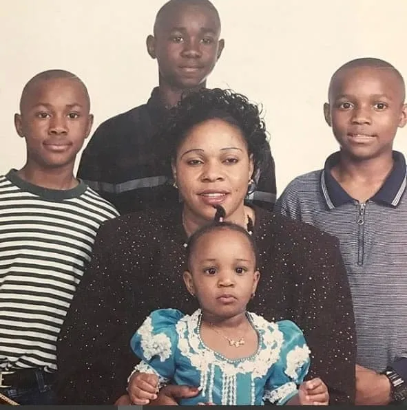 Photo of young Kamaru (far-right) with his mother, younger brother Mohammed (far left) and sister. Credits: Instagram.