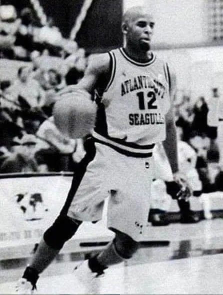 R. Kelly playing professional basketball for Atlantic City Seagulls in the late 1990s.