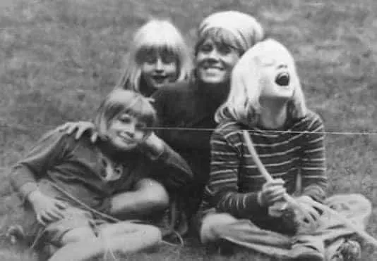Childhood Photo of Boris Johnson (far right) with his mom and siblings (Leo & Rachal).