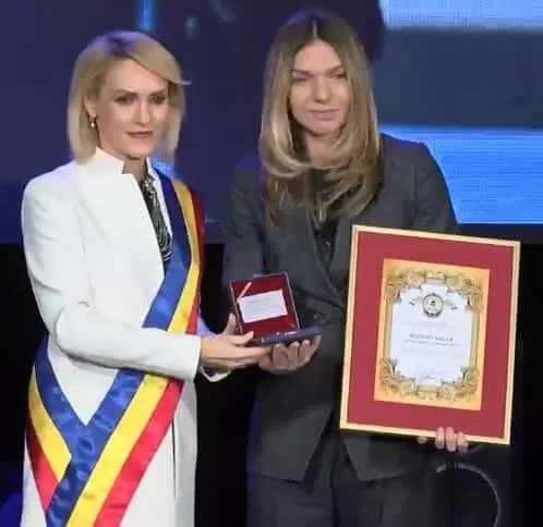 Simona Halep being conferred with the award of "Honorary Citizen") of the city of Bucharest in 2018.