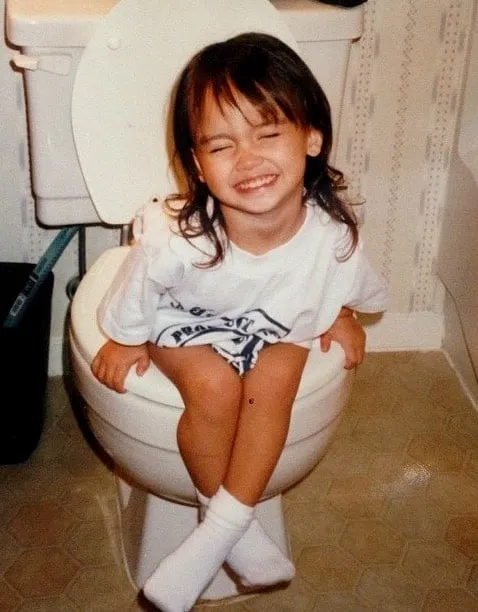 Childhood photo of a happy Julia Rose that proves her love for posing before cameras go way back. ?: Instagram.