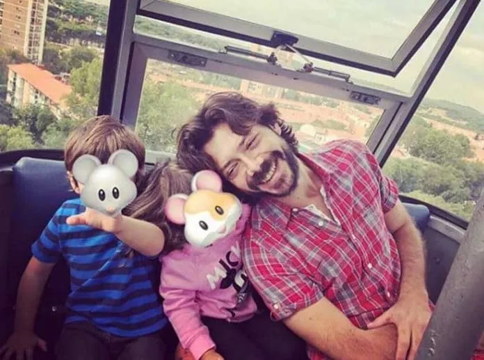Alvaro Morte is posing with his Twin, Leon and Julieta with their faces censored with an Emoji.
