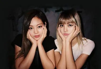 Her love for Lalisa (R) is quite unfathomable.