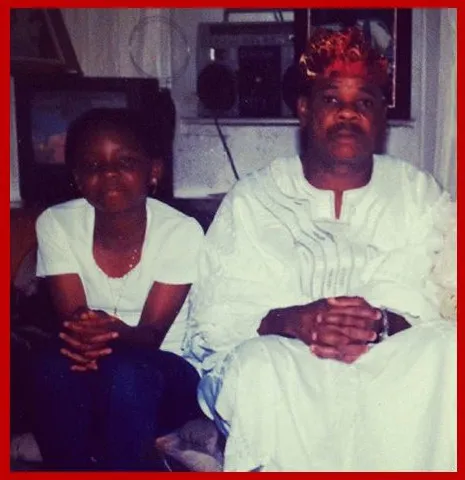 A rare photo of Yemi Alade's dad sitting beside her.