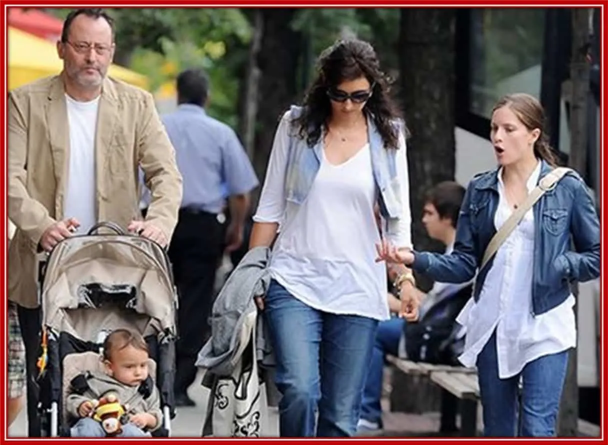 Jean Reno with his wife and children.