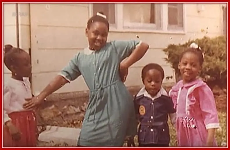 A Childhood photo of Bobby Lashley together with his 3 sisters.