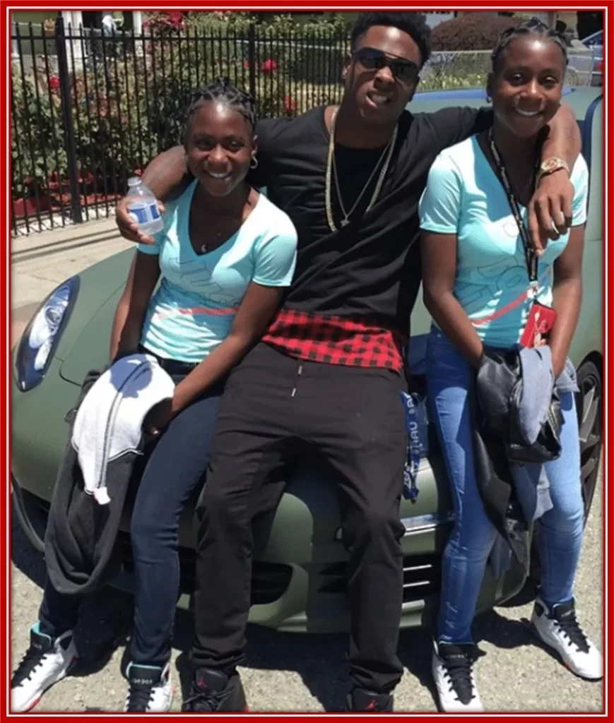 A lovely pix of Adams with his twin sisters, Destiny and D'aishanae.