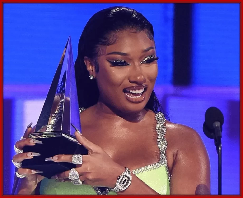 Megan with her award at the 2020 American Music Awards.