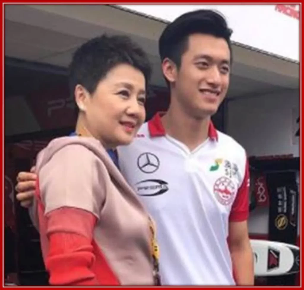A picture of Guanyu Zhou with his mum.