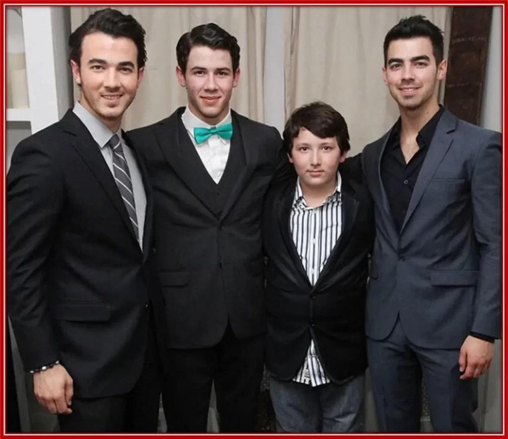 A dazzling pix of the four (4) Jonas brothers.