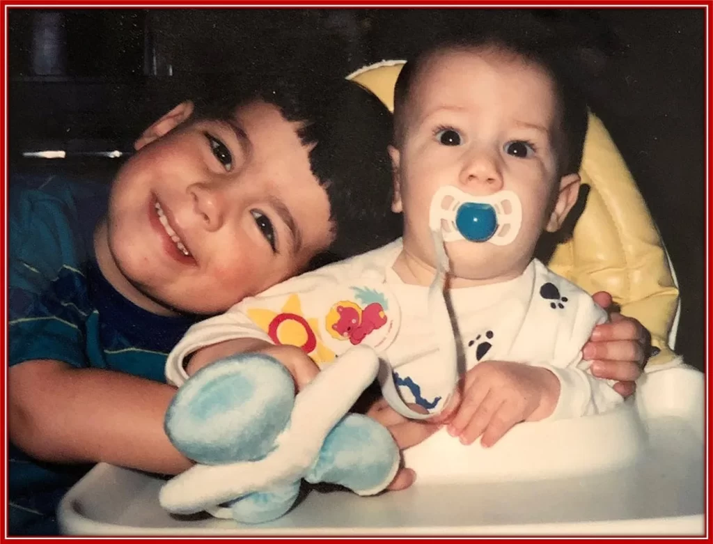 An early photo of Nick Jonas with his elder brother, Kelvin.