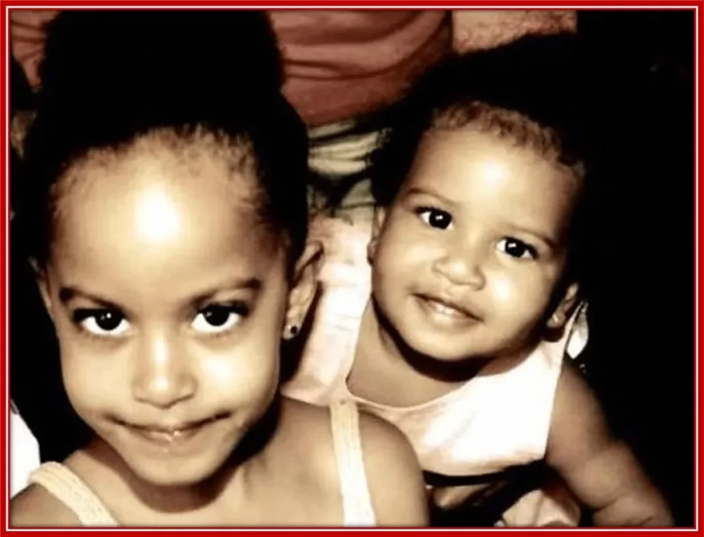 An early picture of Sasha Obama with her older sister, Malia.