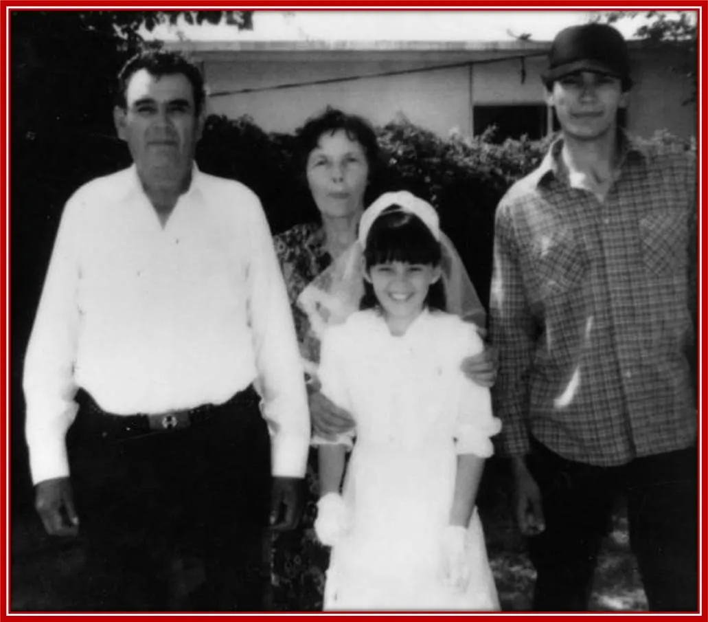 A family picture of Richard Ramirez with his father, mother and sister.