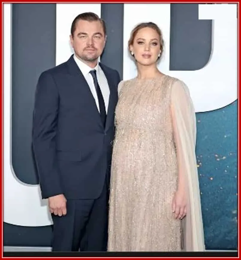 Leonardo Di Caprio and Pregnant Jennifer as They Pose for a Photograph in an Event.