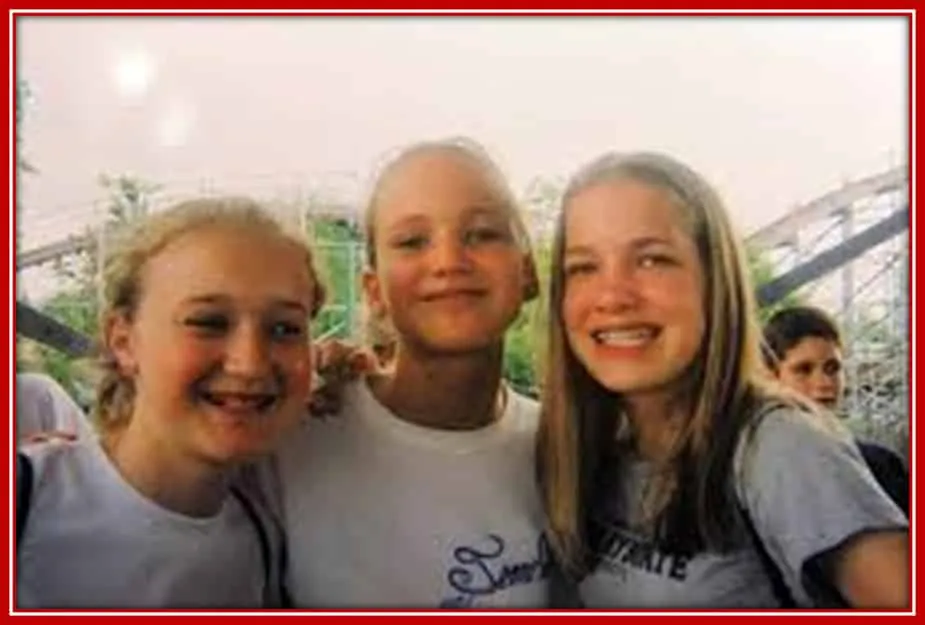 Jennifer Lawrence, as a teenager, was Playing Sports. See her With her Fellow Teammates.
