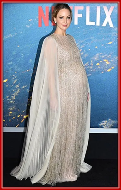 Meet Pregnant Jennifer as she Flaunts her Baby Bump in a Flowing Dress.