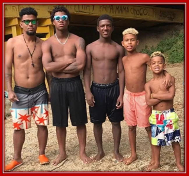 The Four Acuna Siblings, Ronald, Luisangel, Bryan, and Kenny, with their father Ronald Acuna Sr.