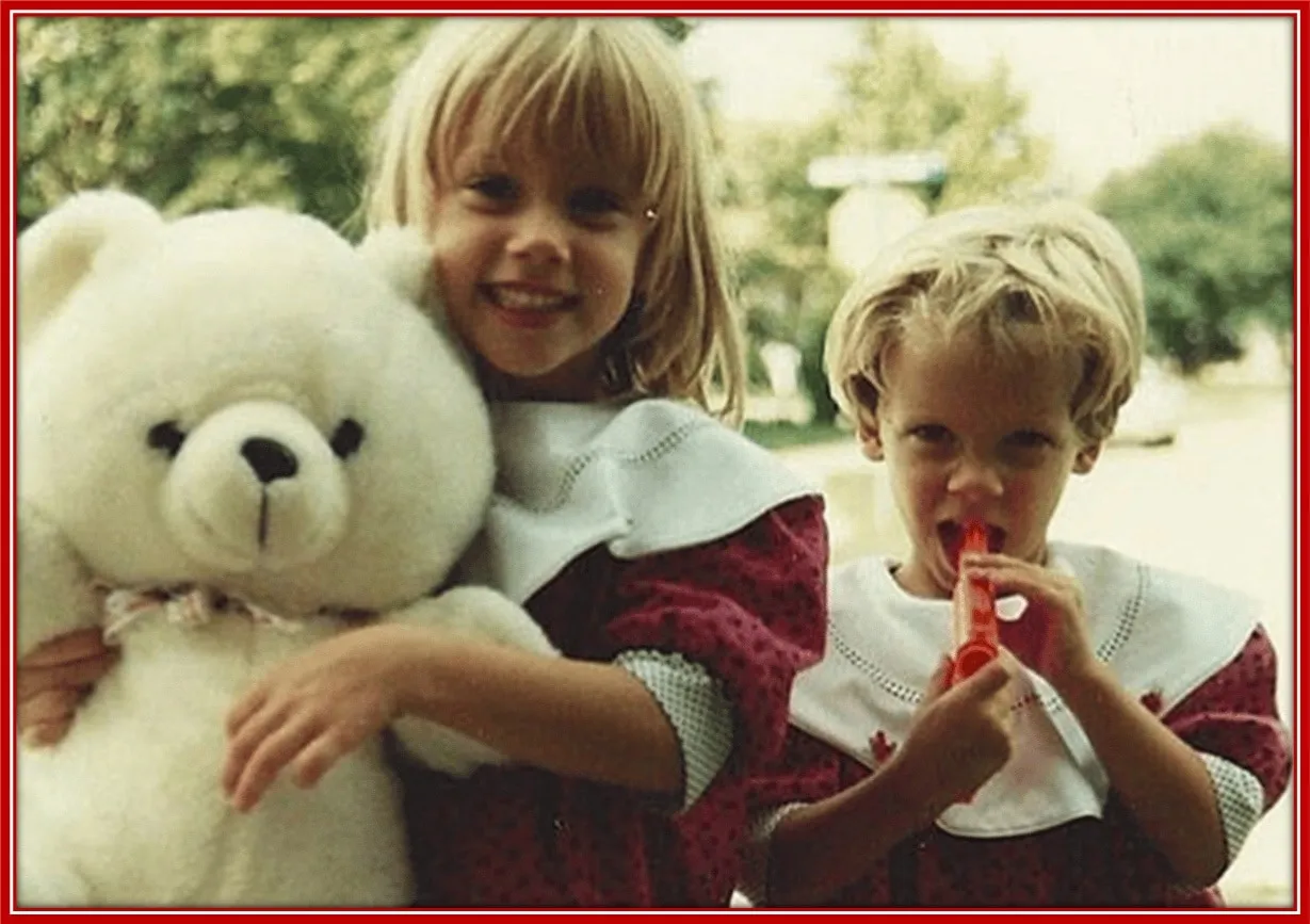 An early photo of Amber, together with her younger sister, Whitney.