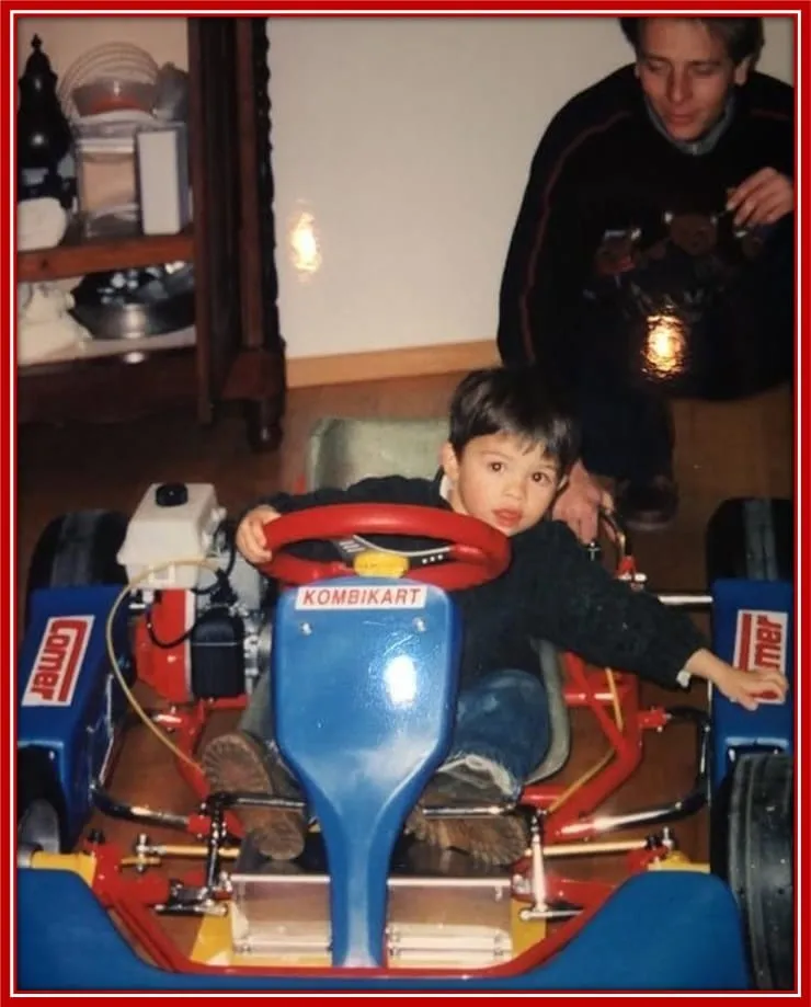 An early photo of Nyck de Vries and his dad in his kart.